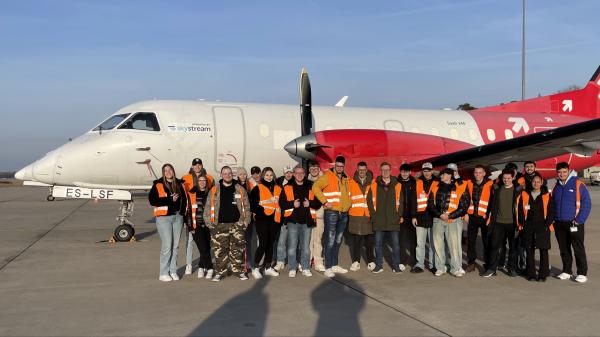 2S1 besucht den Flughafen FKB