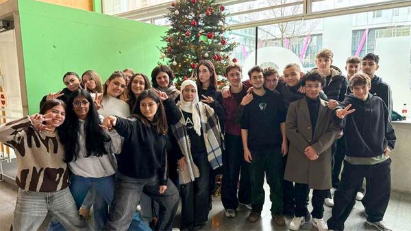 SMV-Aktion: Aufbau und Schmückung des Weihnachtsbaums